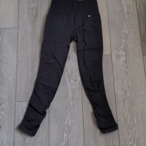 Black textured leggings